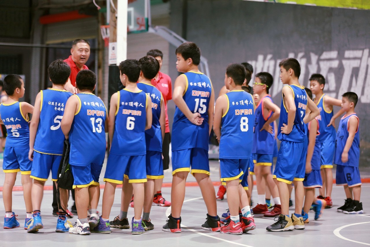 球队举办篮球夏令营，培养青少年体育人才的简单介绍